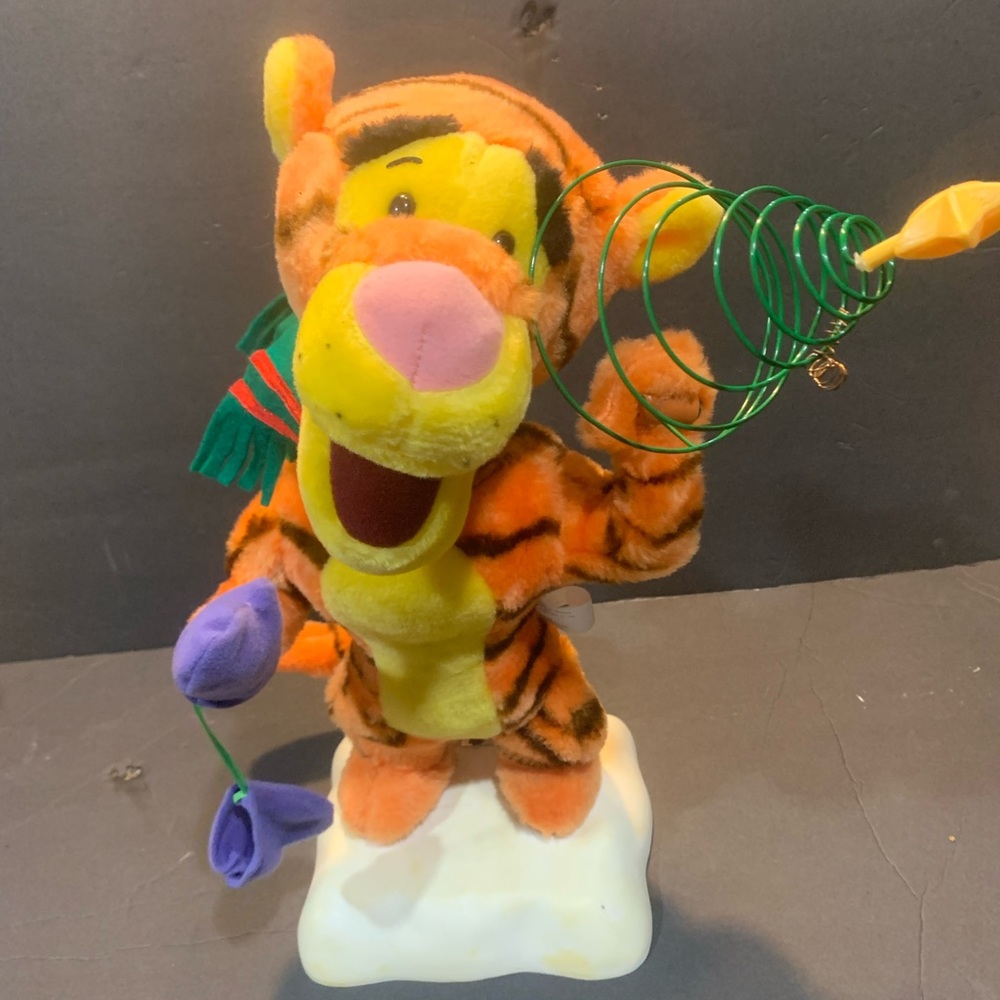 Disney 1996 KMart Tigger Skating Animated Christmas Figure Winnie The Pooh